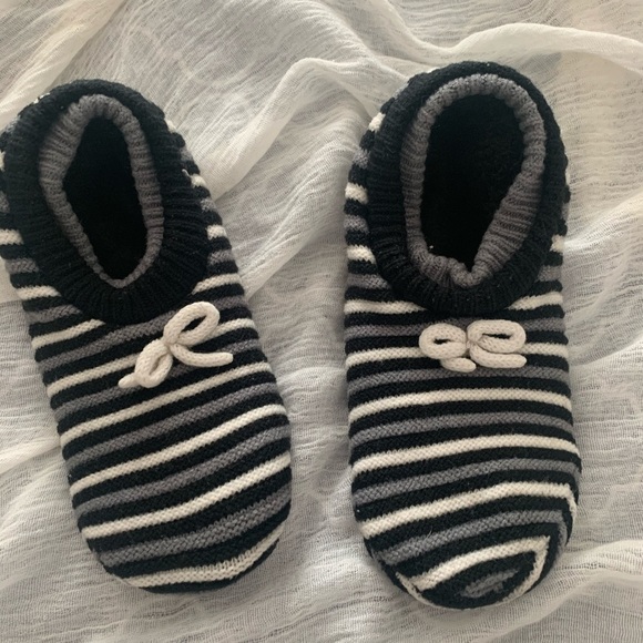 🇺🇸 Slippers black and white stripes - Picture 1 of 2